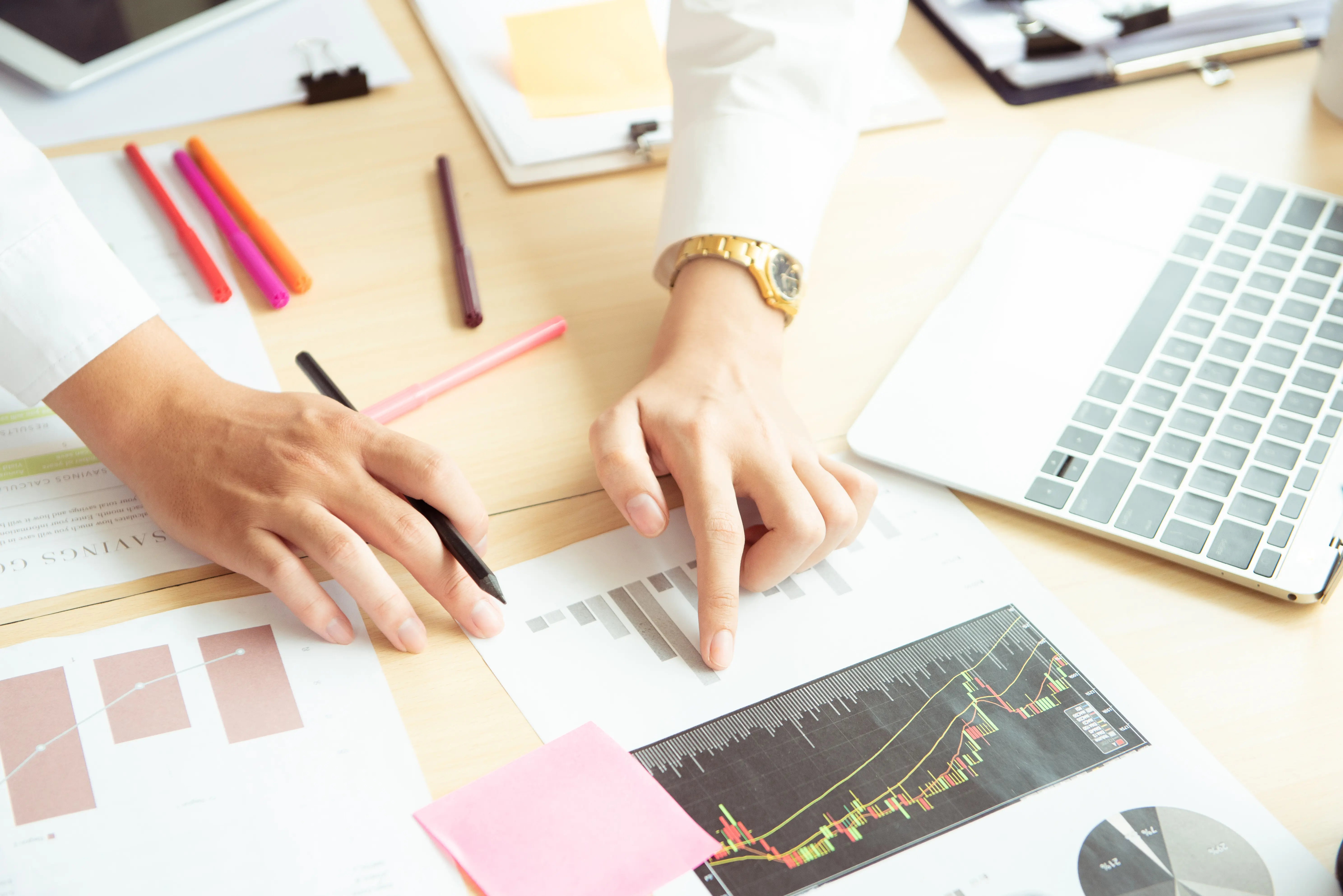 Nahaufnahme von Geschäftskollegen, die im Büro arbeiten.
